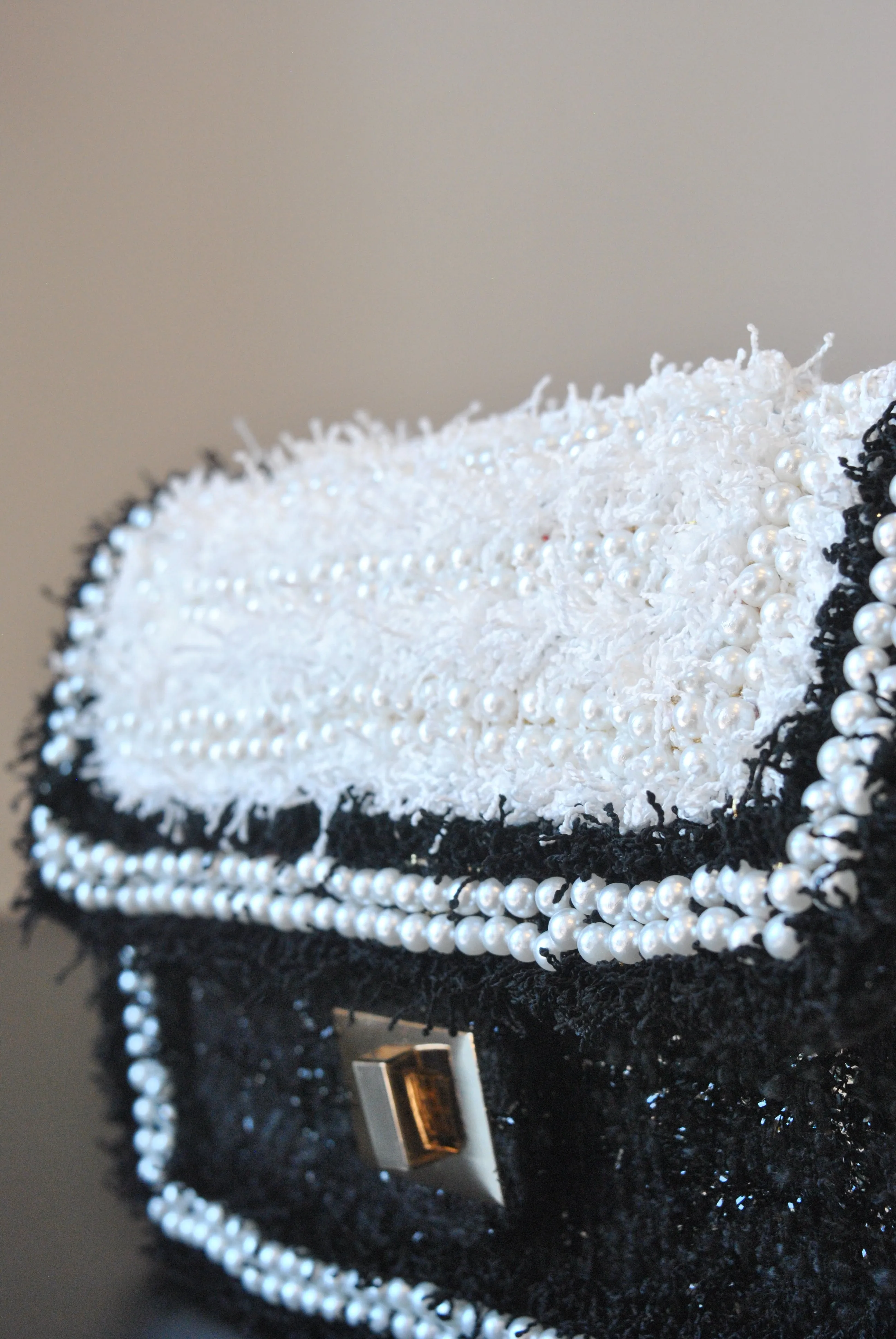 BLACK AND WHITE TWEED CROSSBODY BAG WITH PEARL DETAILS
